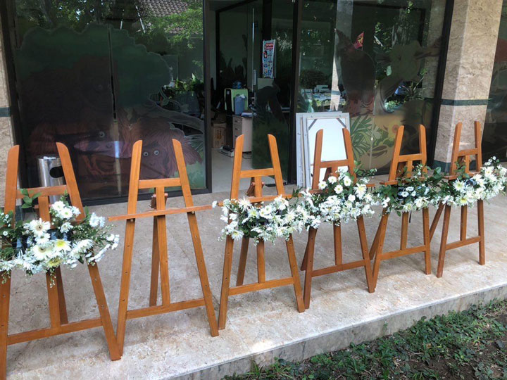 Easel display kayu untuk kebutuhan display estetik
