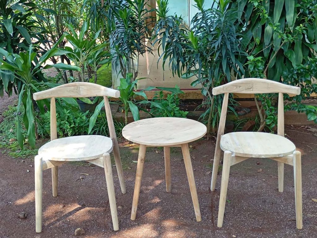 Kursi meja dengan bahan kayu alami dan kuat tahan lama estetik untuk interior modern minimalis