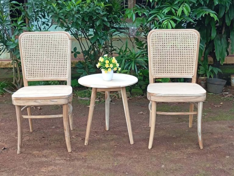 Kursi meja dengan bahan kayu alami dan kuat tahan lama estetik untuk interior modern minimalis