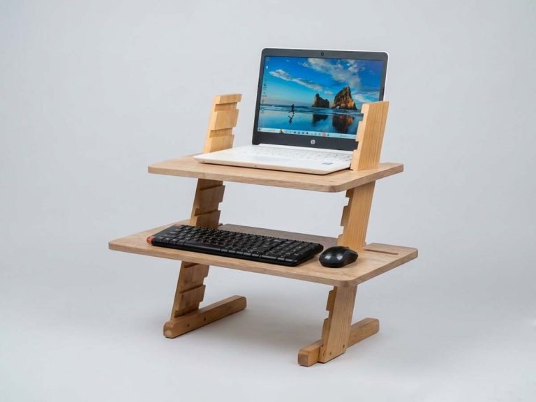 Laptop stand dari kayu alami estetik dan tahan lama cocok di meja kerja