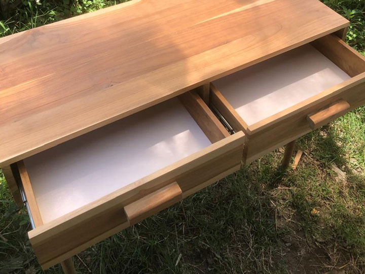 Meja rias estetik berbahan kayu natural