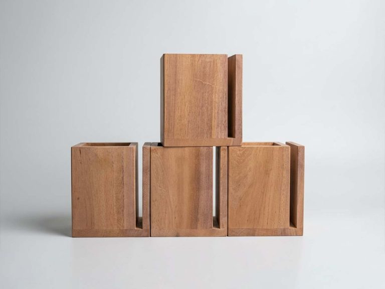 Tempat pensil dari kayu alami estetik dan tahan lama cocok di meja kerja