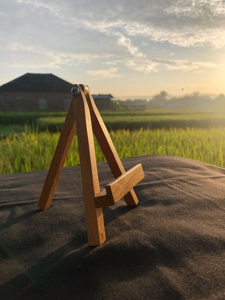 Easel display kayu untuk kebutuhan display estetik